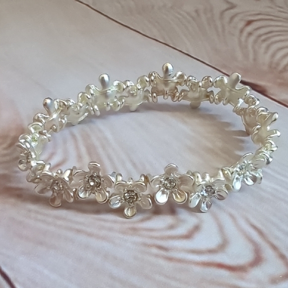 None Jewelry - Silver Tone Forget Me Not Stretch Bracelet